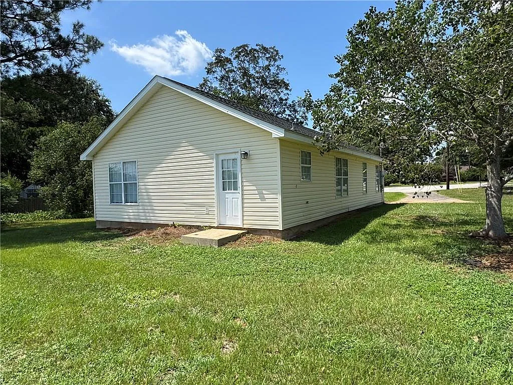 3 bed, 2.0 bath, 1272 sqft, $1,800 — Photo 3
