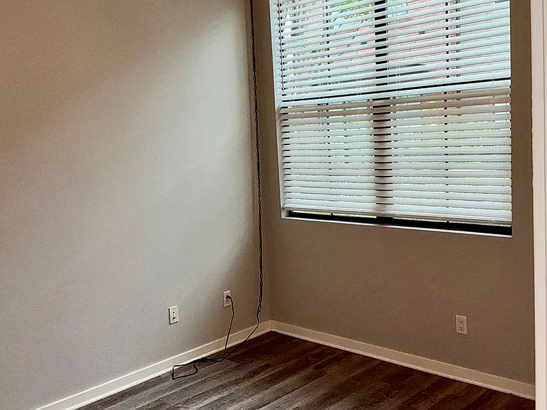 537 W Maple Ave — Photo 41