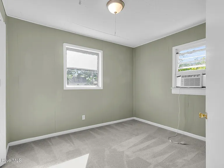 304 N B St — Photo 4