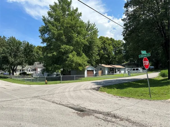 10602 E 20th St S, Independence, MO 64052