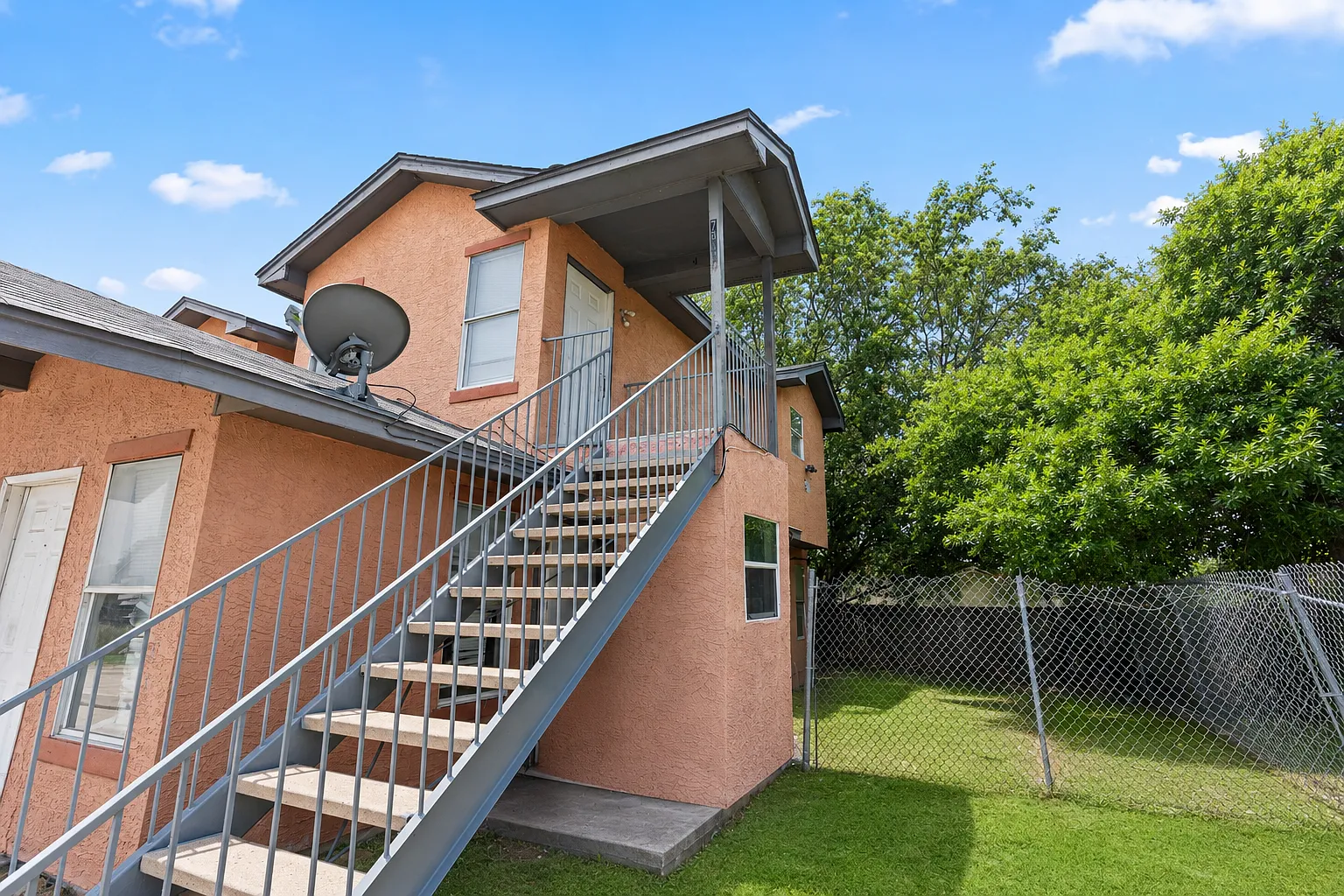 2 bed, 700 sqft, $1,250 — Photo 1