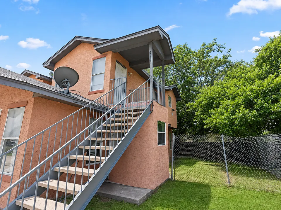 7579 Windsor Oaks