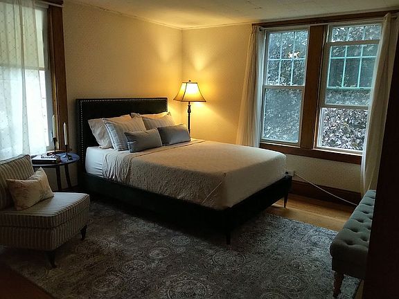 Queen Sized Courtyard Views!
