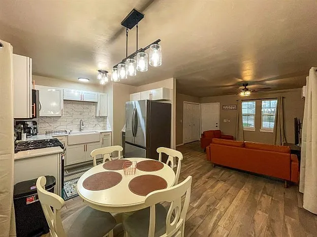 923 E Virginia Ave — Photo 3