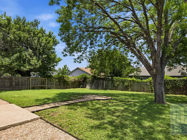 3610 Alexandria Dr — Photo 24