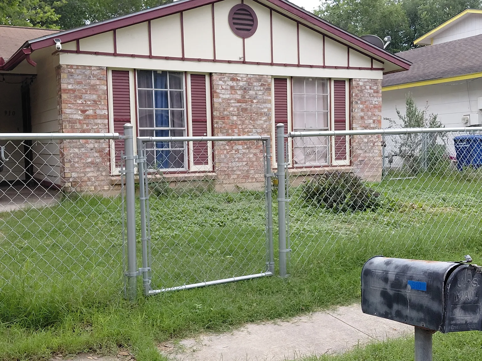 3 bed, 1.5 bath, 1355 sqft, $1,300 — Photo 2