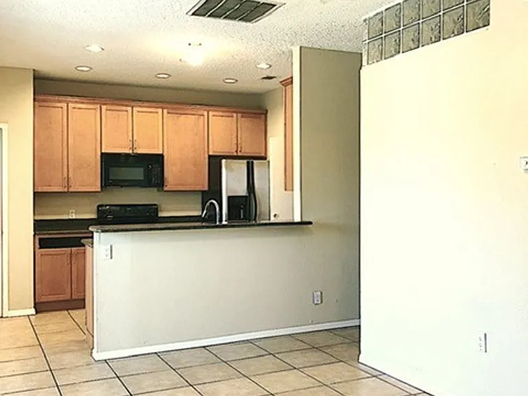 808 W 29th St #301 — Photo 11