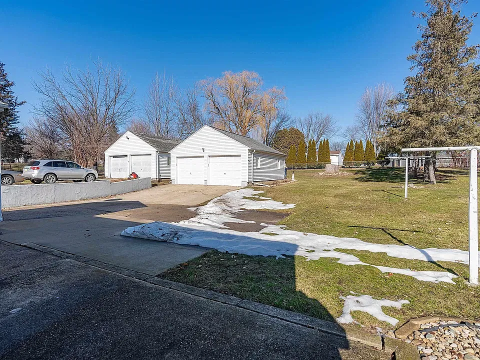 3 bed, 1289 sqft, $1,300 — Photo 3