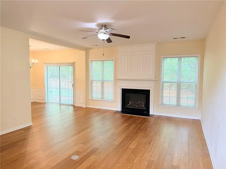 2380 Fairlie Dr — Photo 3