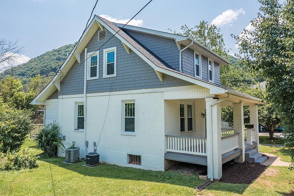 2nd image of 910 Ivy St SE
