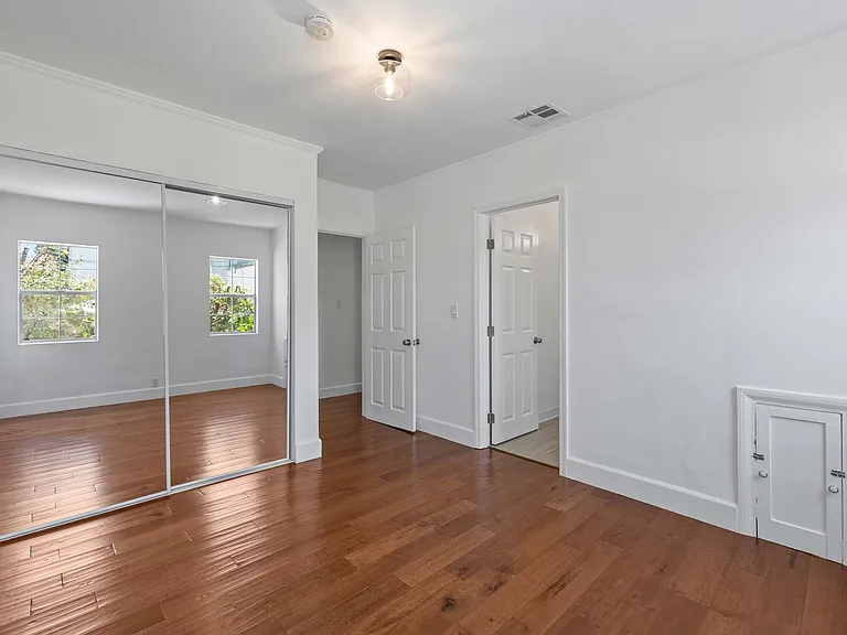 4733 Ambrose Ave — Photo 33