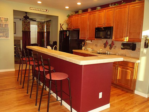 Kitchen w/Breakfast Bar