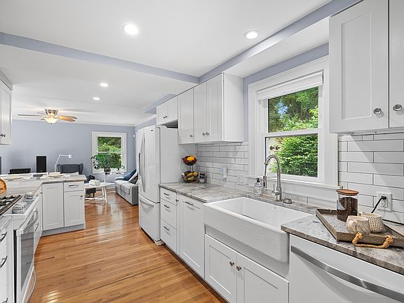 2nd image of 1021 Roseland Ave