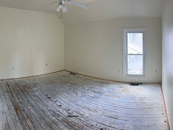 3rd image of 220 Dill St