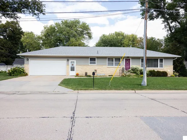 1221 E 6th St, York, NE 68467