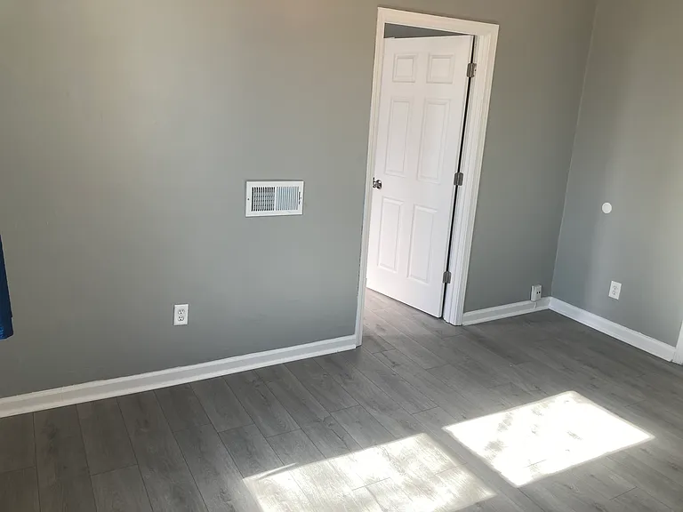 8 N Indiana Ave — Photo 29