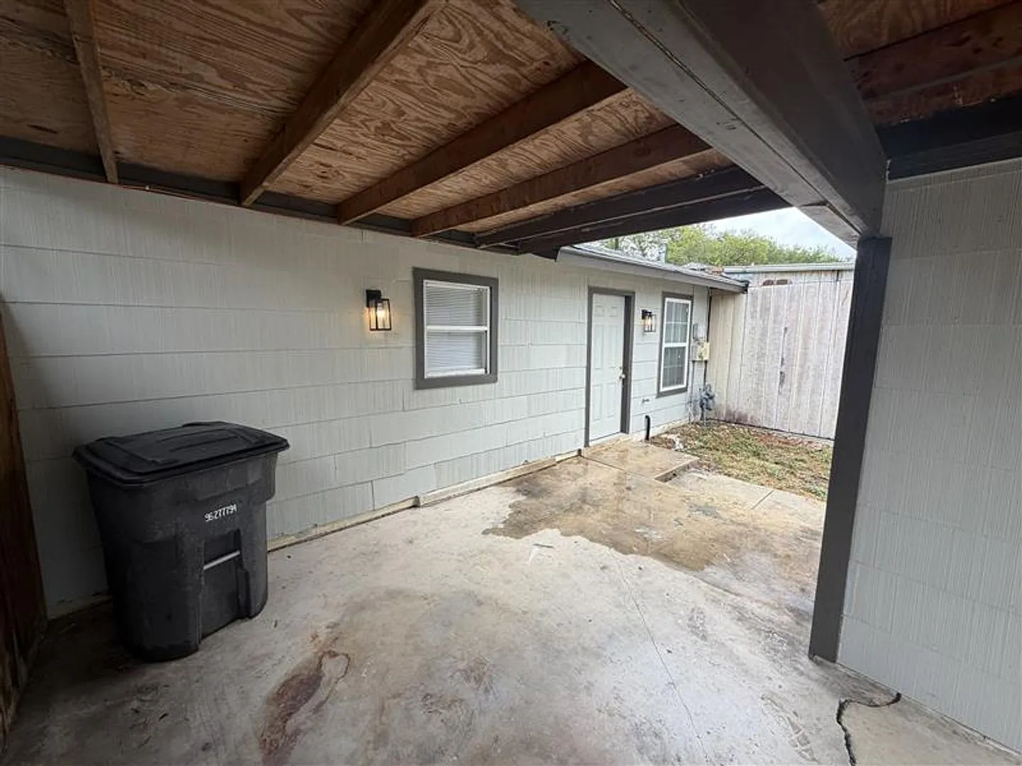 Cute 3/1 home with covered parking and large backyard — Photo 2