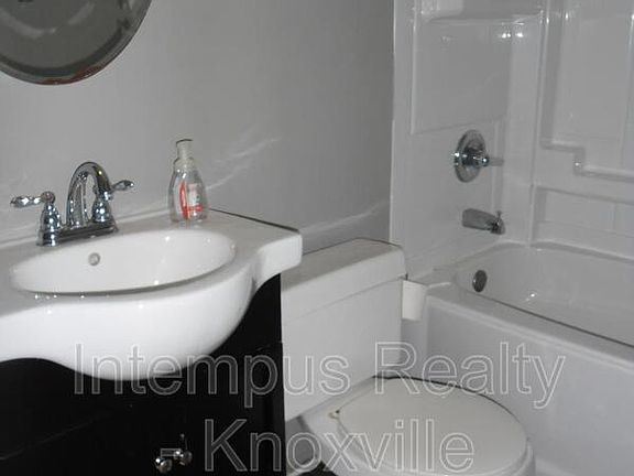 5th image of 805 Centeroak Dr