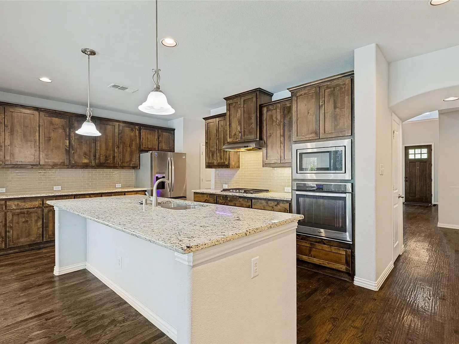 4 bed, 3.5 bath, 3834 sqft, $3,900 — Photo 2