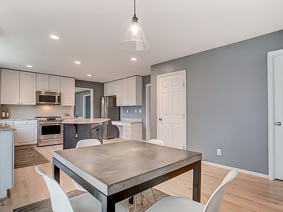 4th image of 11889 Riveroaks Dr