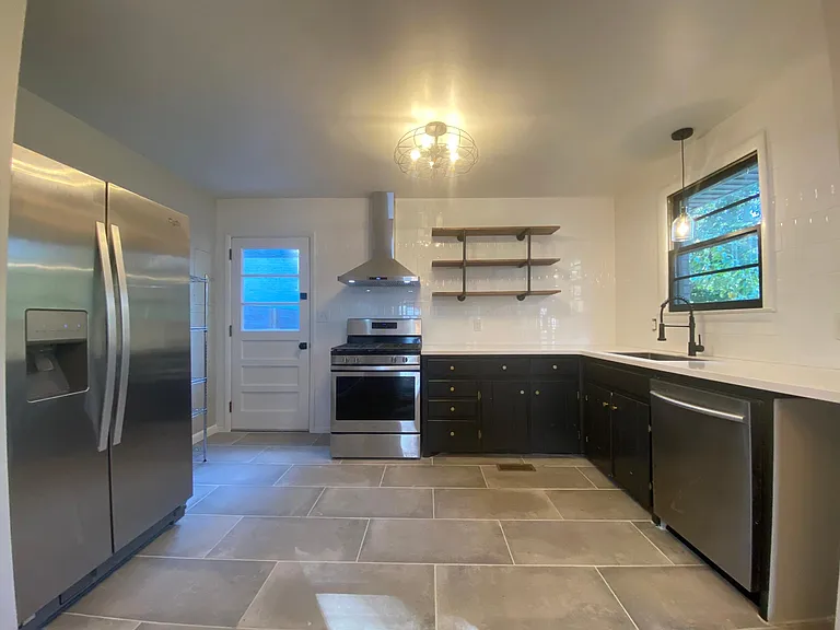 1406 Benjamin St — Photo 10