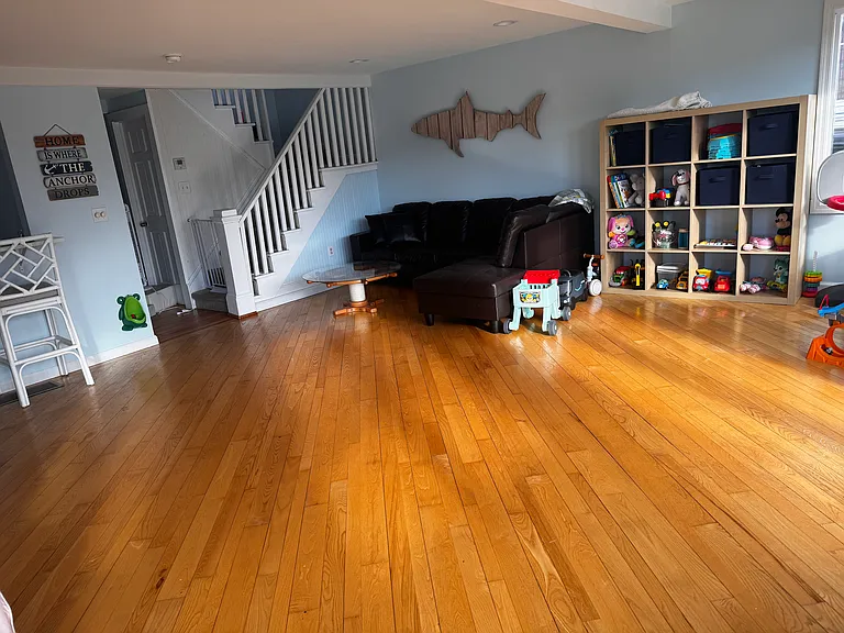 35 Lawrence Ave — Photo 3
