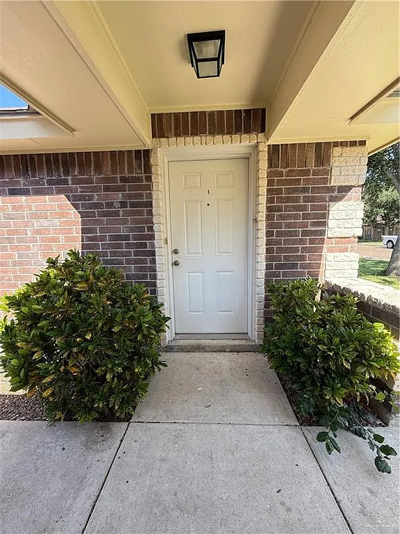 3 bed, 2.0 bath, 4320 sqft, $1,095 — Photo 2