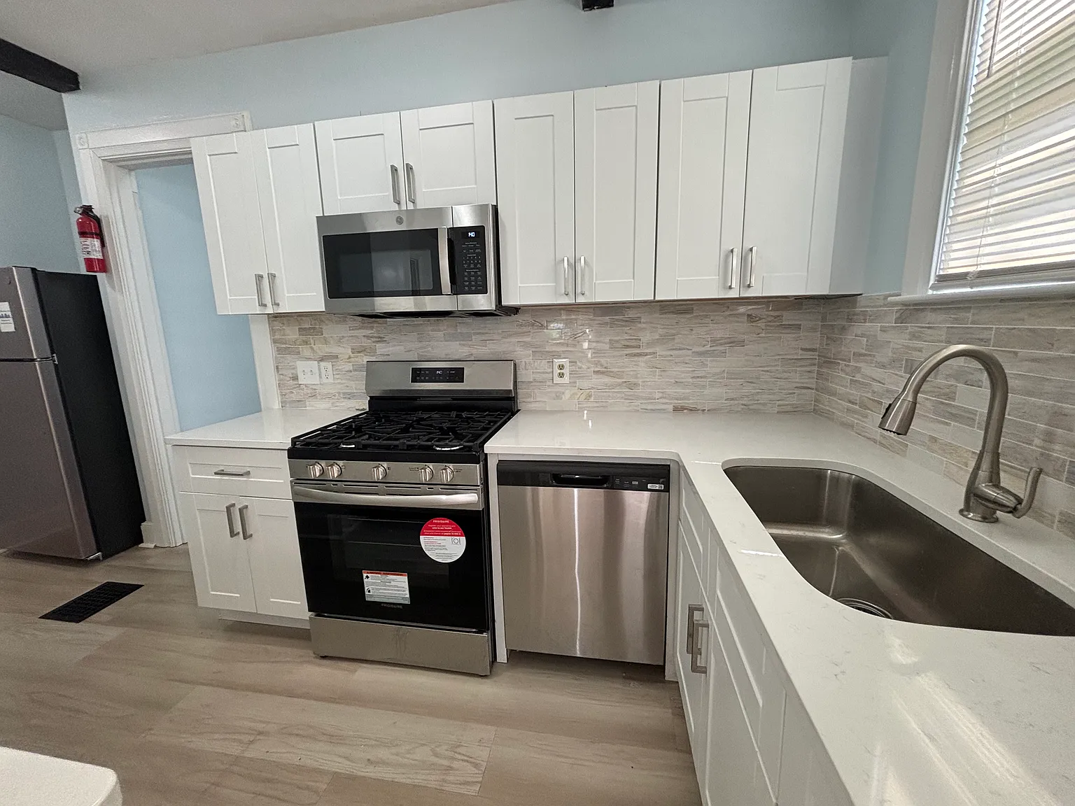 6 bed, 2380 sqft, $5,070 — Photo 2