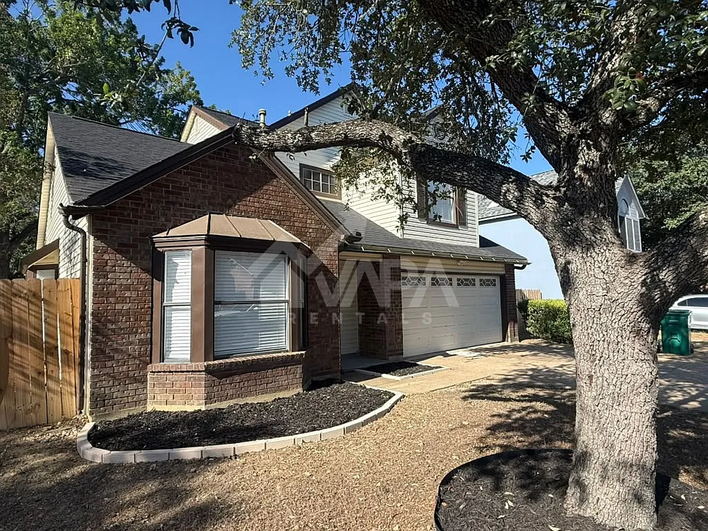 3 bed, 2.5 bath, 1660 sqft, $2,100 — Photo 2