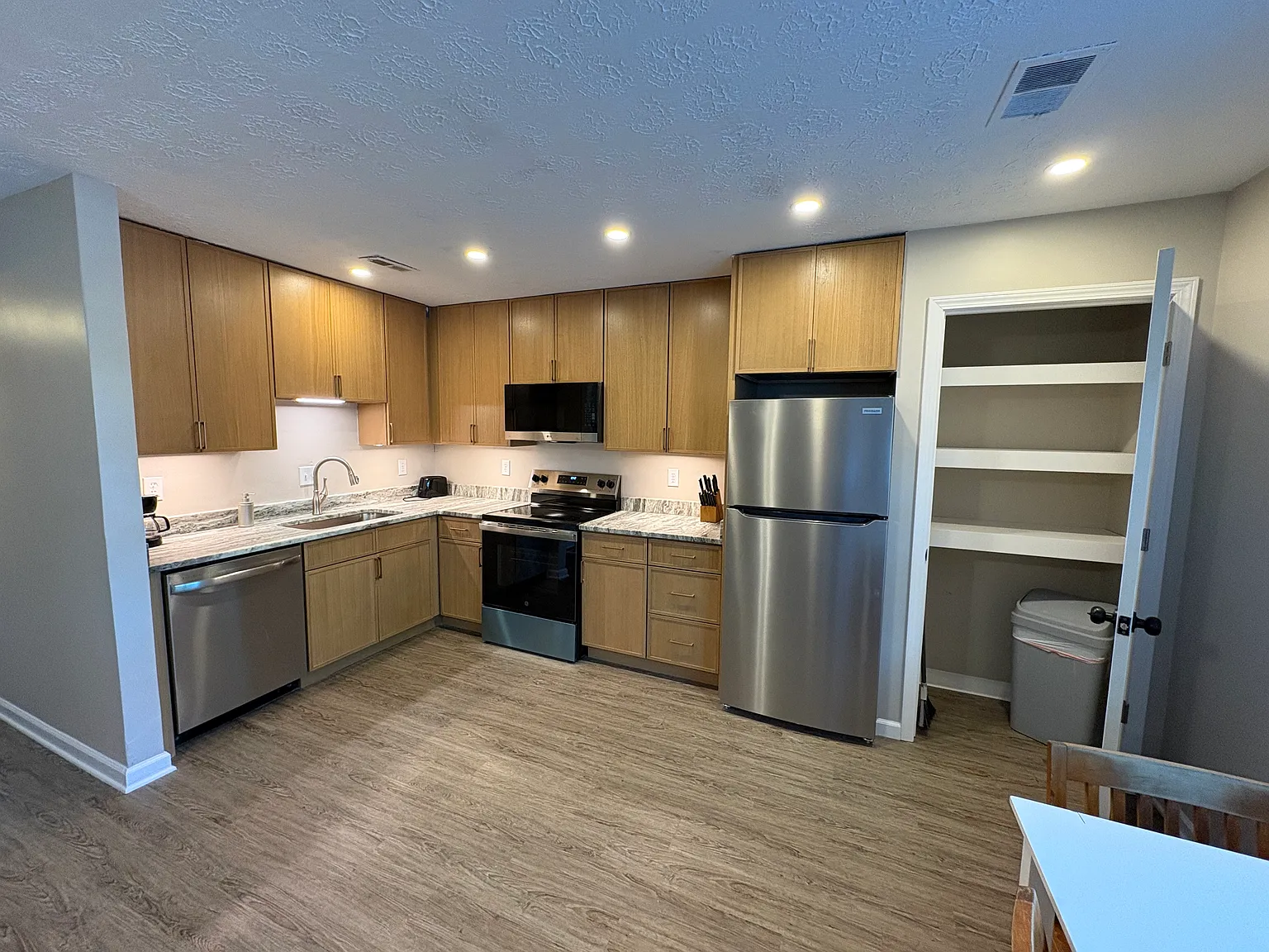 2 bed, 850 sqft, $2,200 — Photo 1