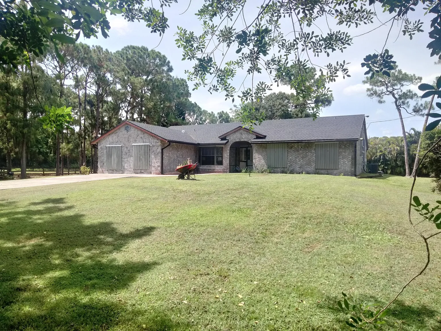 5 bed, 2.0 bath, 2323 sqft, $7,500 — Photo 3