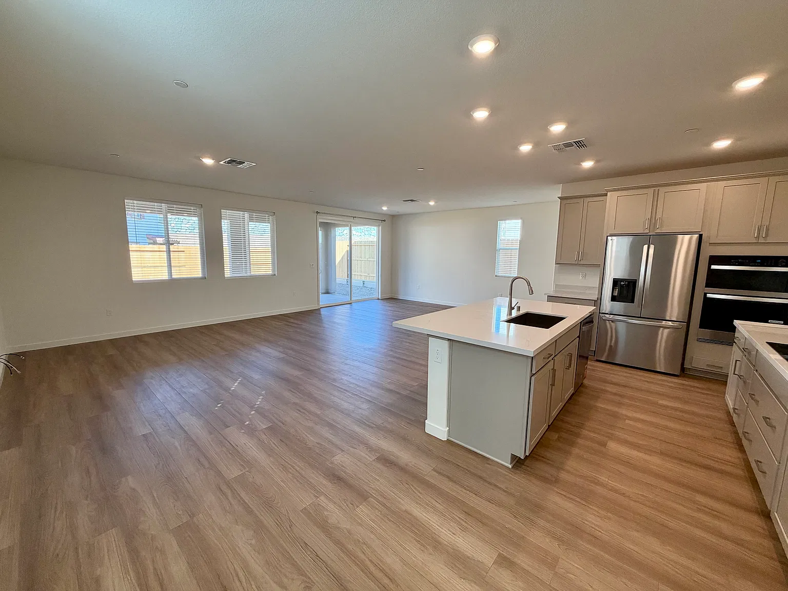 4 bed, 2.5 bath, 2355 sqft, $3,595 — Photo 3