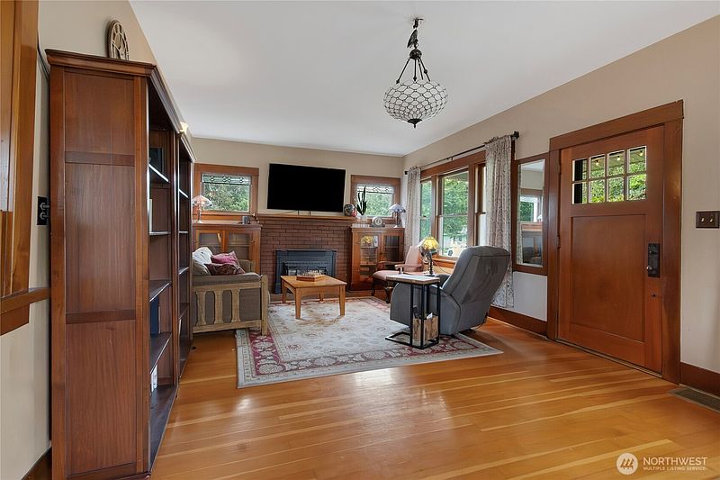 4th image of 508 5th Street NE