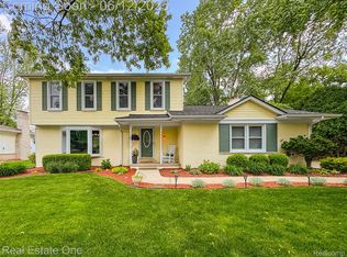 2036 Belle Vernon Dr, Rochester Hills, MI 48309