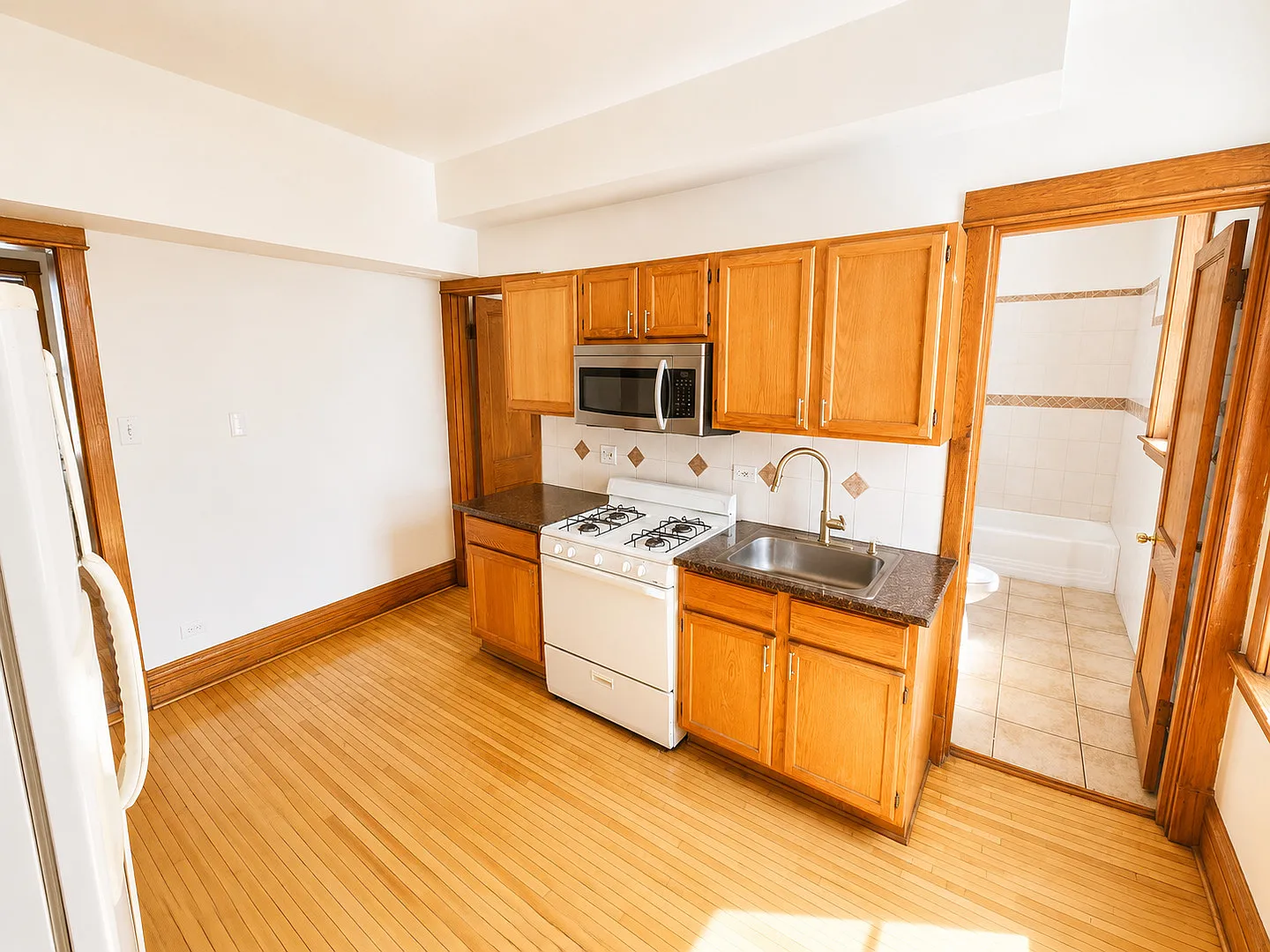 2 bed, 900 sqft, $2,000 — Photo 2