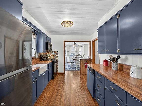2nd image of 13 Pautuck Rd