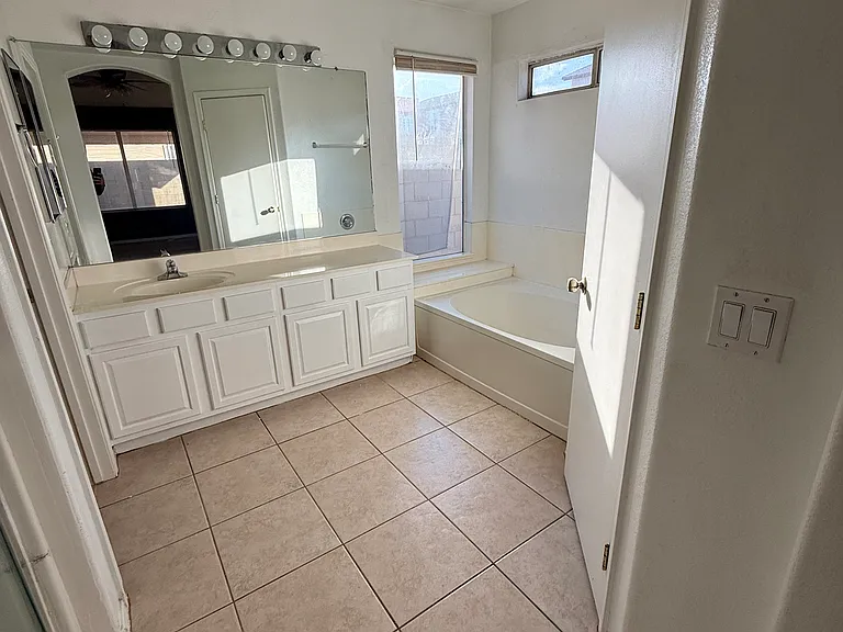 9010 W Holly St — Photo 9