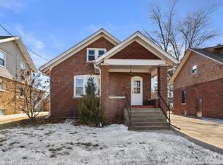 907 74th St, Kenosha, WI 53143