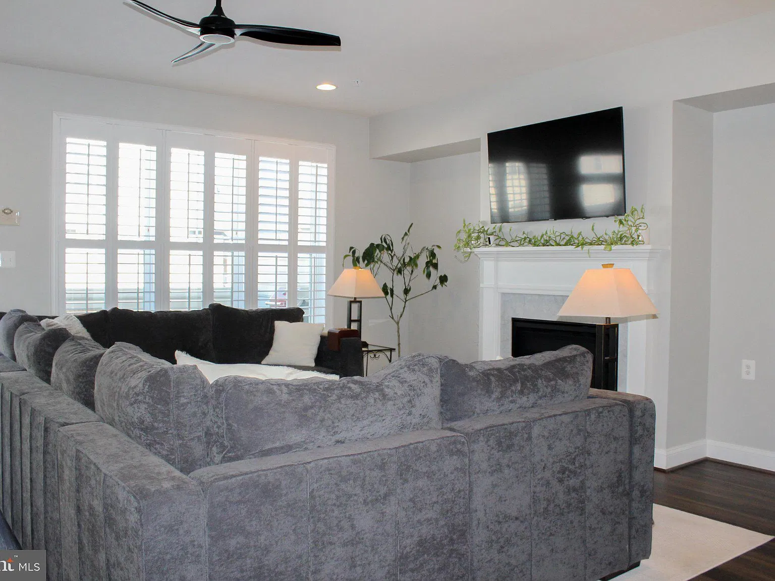 4 bed, 5.0 bath, 2900 sqft, $3,600 — Photo 2