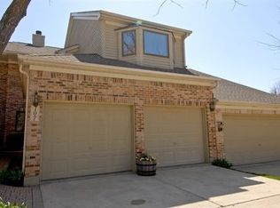 107 Kenston Ct, Geneva, IL 60134