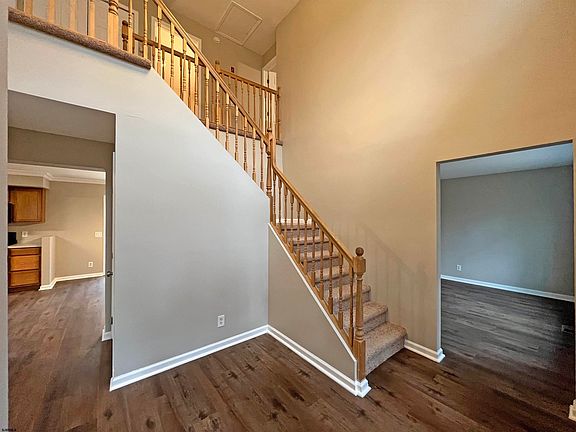 4th image of 4057 Tremont Ave