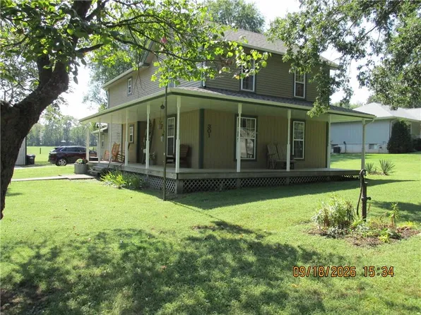 301 Oak St W, Greenwood, MO 64034