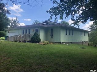 22 Shorewood Dr, Macomb, IL 61455