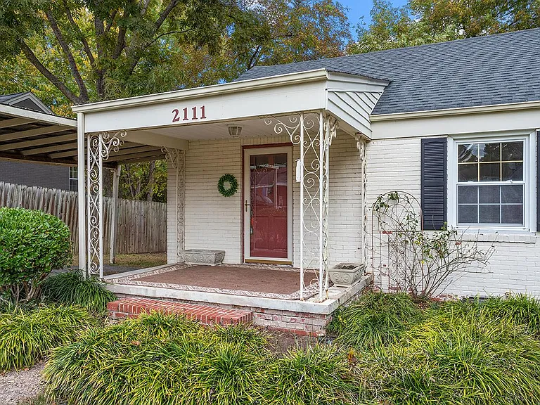 2111 Tudor Pl — Photo 3