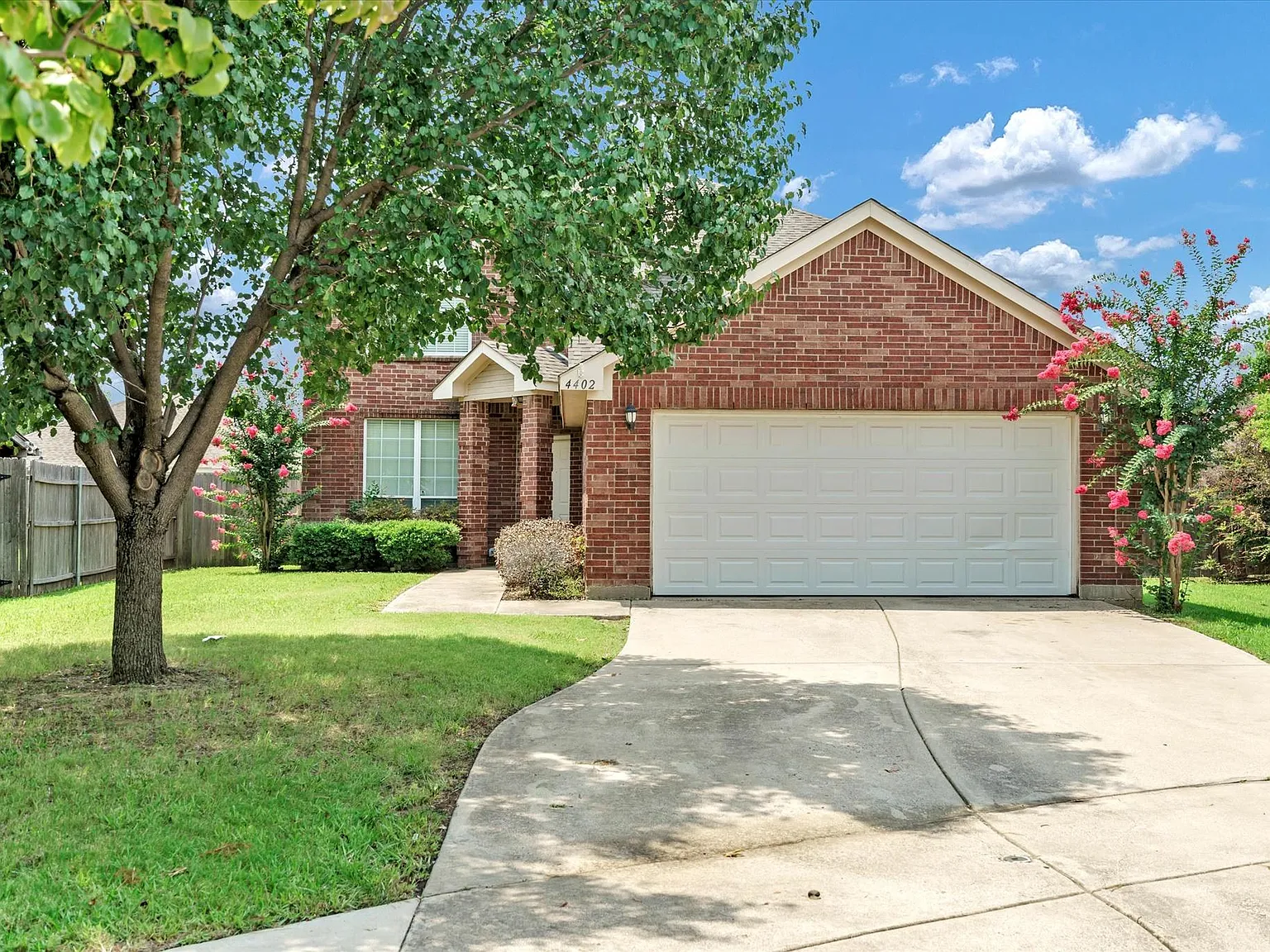 4 bed, 2.5 bath, 2596 sqft, $2,800 — Photo 2