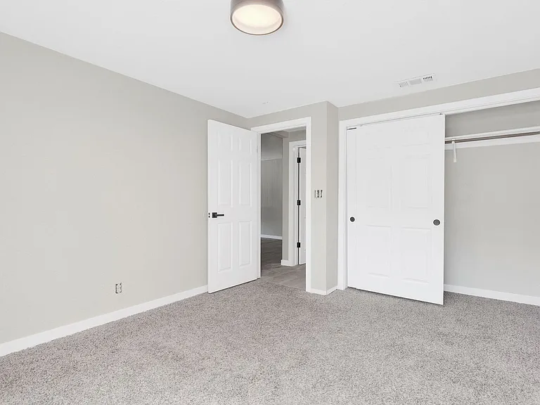 611-613 Russell Boulevard — Photo 12