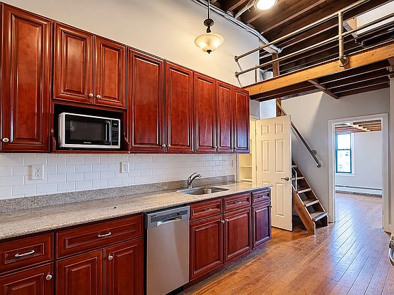 4th image of 134 Jefferson St #3LR