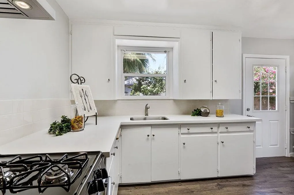 2 bed, 768 sqft, $3,400 — Photo 3