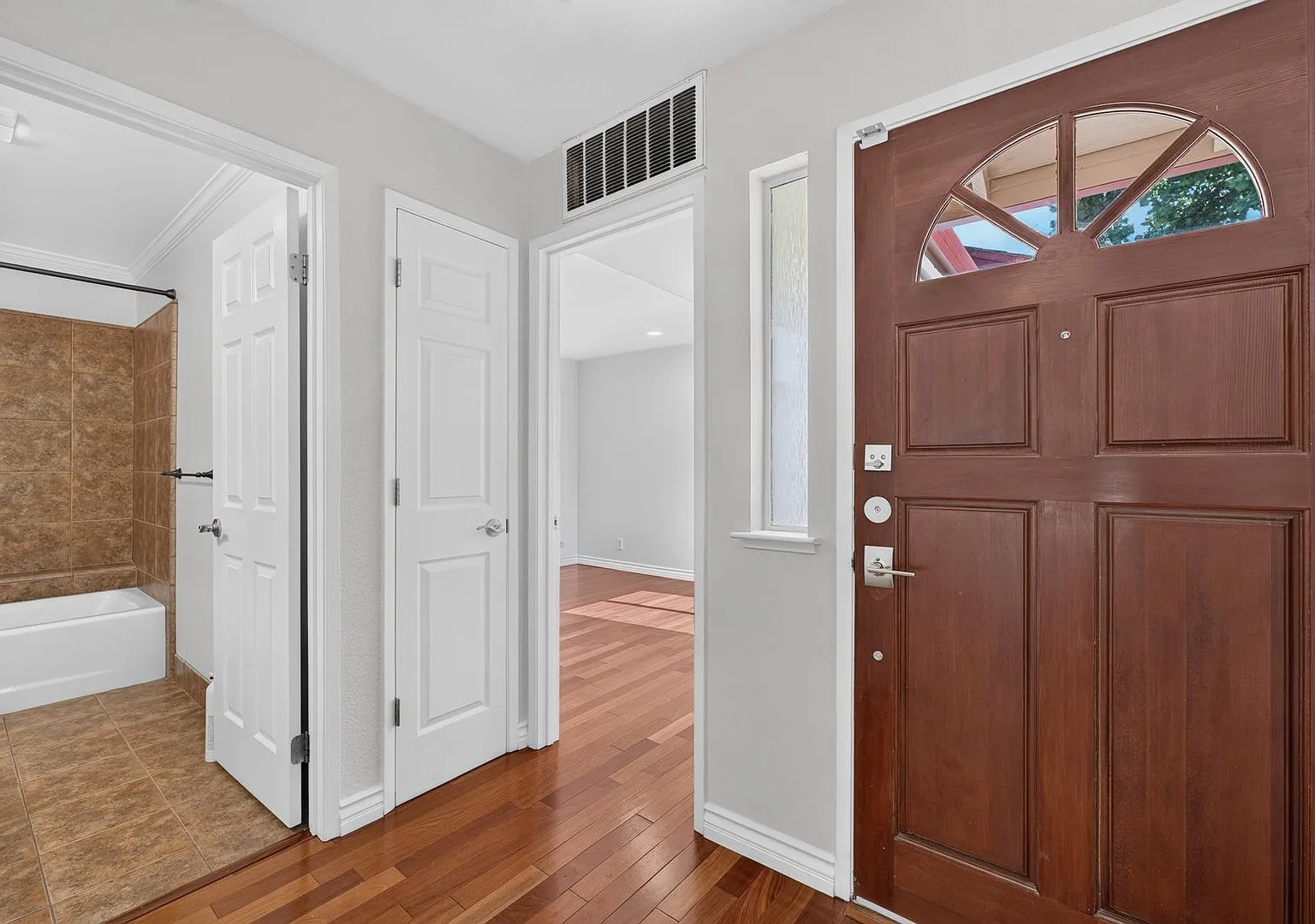 Peaceful Walnut Creek Townhome | 3 Bedrooms, Detached Garage & Community Pool! — Photo 4