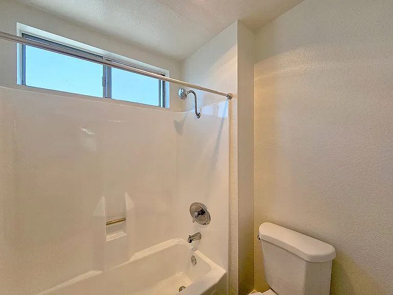 Crestwood Apartments — Photo 22